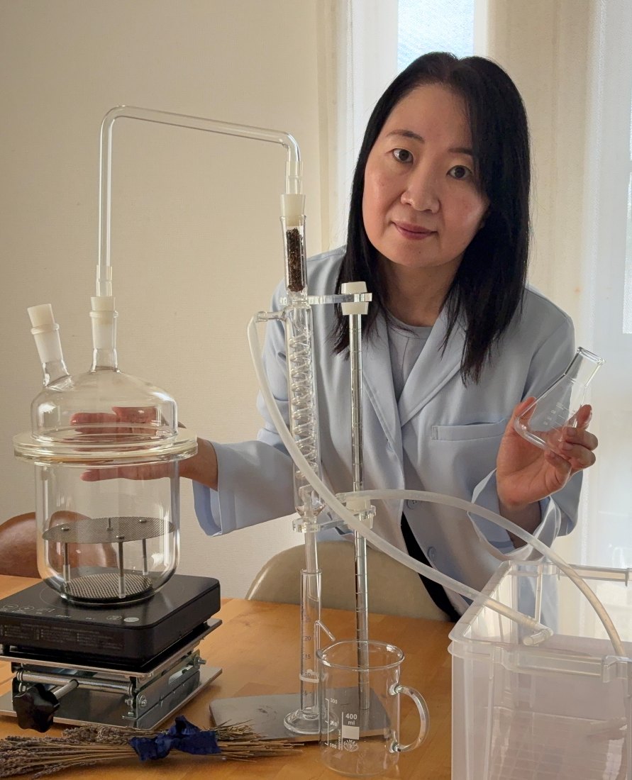 蒸留器の前に立つ 清水真弓